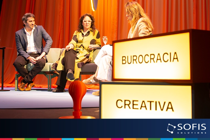 Panel de personas conversando en un evento.